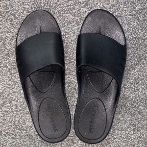 Black Women's Slippers size small women’s 5-6.5
